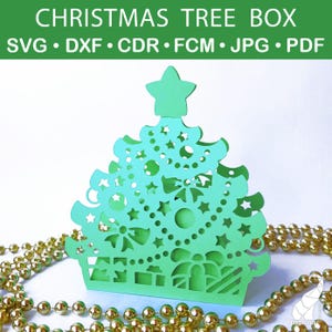 Könnte beinhalten: Eine grüne Weihnachtsbaumbox mit einem Stern oben, aus Papier geschnitten. Der Baum hat dekorative Ausschnitte von Schleifen, Sternen und Geschenken. Der Text "CHRISTMAS TREE BOX" und Dateierweiterungen stehen oben.