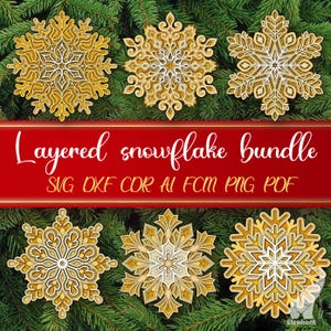 Puede incluir: Seis diseños de copos de nieve en capas en tonos dorados, crema y blanco, colocados sobre un fondo de agujas de pino verdes. Una pancarta roja muestra el texto "Layered snowflake bundle" y abreviaturas de formato de archivo.