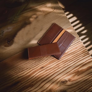 Cartera de cuero artesanal para hombre de Leather Artisans USA: billetera delgada plegable con bloqueo RFID / Cuero de plena flor genuino / Regalo para él / W-LA029