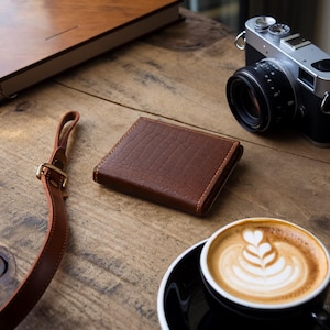 Cartera de cuero genuino de Leather Artisans USA: billetera delgada plegable para hombre, con bloqueo RFID, billetera minimalista artesanal – W-LA001