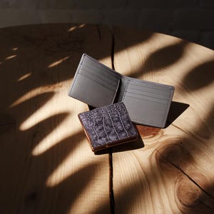 Cartera de cuero hecha a mano de Leather Artisans USA para hombre: billetera delgada plegable con bloqueo RFID / Estampado de cocodrilo / Regalo para él / W-LA0014