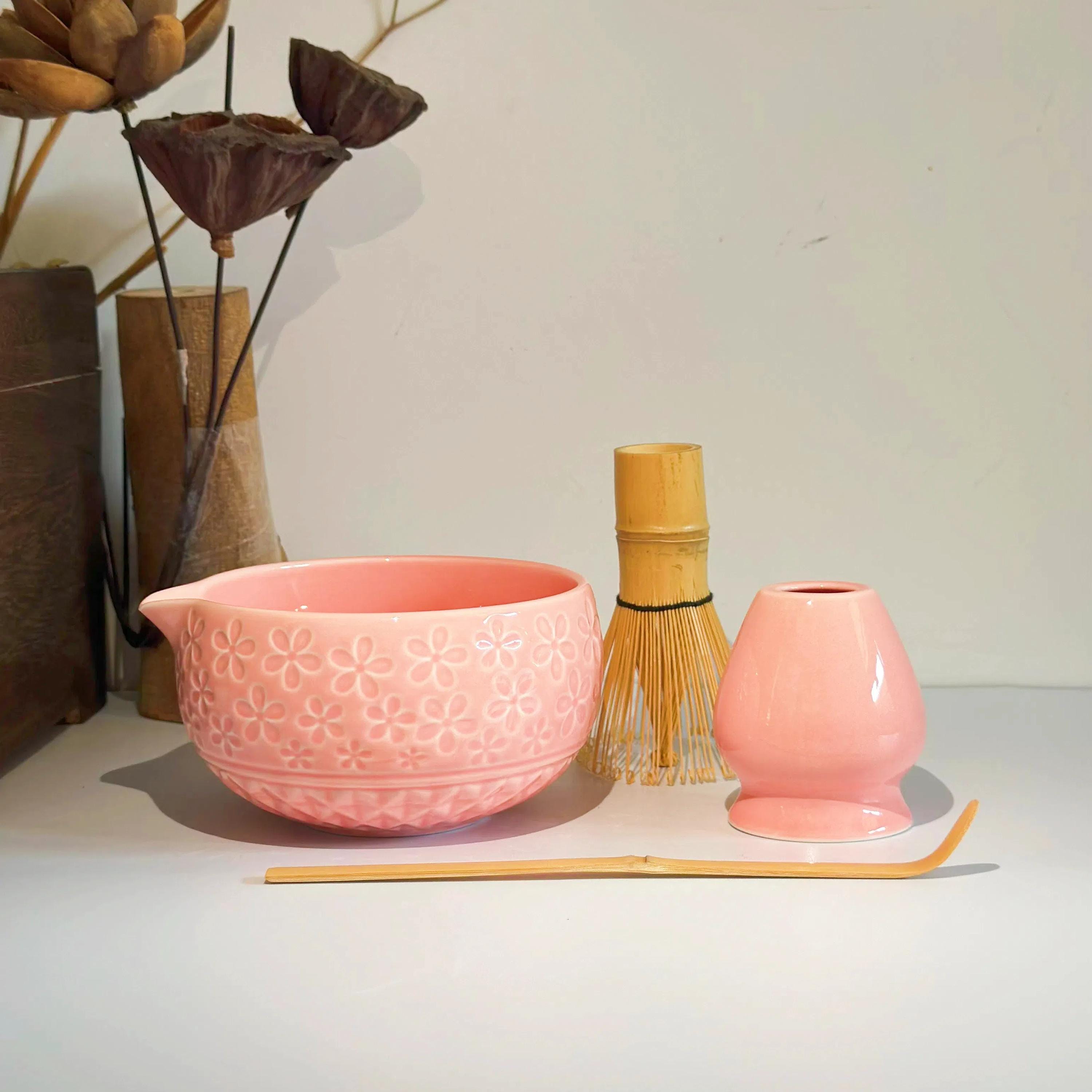 Set di ciotole per matcha in ceramica con beccuccio, set di fruste per matcha rosa con frusta in bambù e porta chasen, set da tè cerimoniale matcha unico nel suo genere.