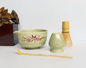 Prenota il set di ciotole per matcha in ceramica con frusta in bambù, set di ciotole per matcha Blossom Finch con beccuccio, idee regalo uniche per set da tè matcha.
