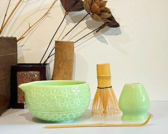 Set di ciotole per matcha in ceramica con beccuccio, set di fruste per matcha con motivi floreali verdi, frusta in bambù e porta chasen, set regalo per tè cerimoniale matcha.