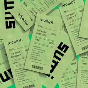 Peut inclure: Plusieurs reçus verts avec le texte "receipt." et "THE BASIC BRAND KIT" imprimés dessus. Le prix du kit est de 299 $. Les reçus sont éparpillés sur une surface verte.