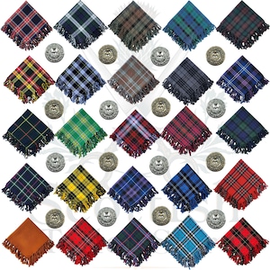 Puede incluir: Una colección de pañuelos cuadrados de tartán en varios colores, incluyendo rojo, verde, azul y amarillo, cada uno con un borde con flecos. Los pañuelos están dispuestos alrededor de broches decorativos de metal.