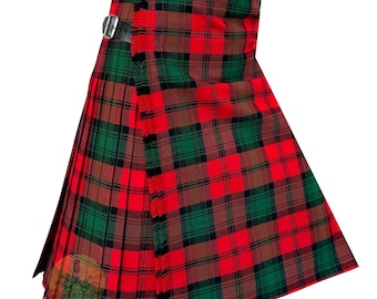 Könnte beinhalten: Ein traditioneller Kilt in einem lebendigen rot-, grün- und braun karierten Muster. Der Kilt hat schwarze Lederriemen mit silbernen Schnallen. Das plissierte Design und der Tartan-Stoff schaffen einen klassischen Look.