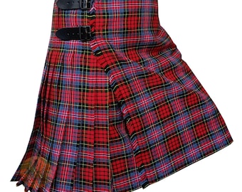 Puede incluir: Un kilt de tartán rojo con correas y hebillas de cuero negro. El kilt presenta un patrón de cuadros clásico en rojo, negro, azul y amarillo. El diseño plisado y los cierres de hebilla son visibles.