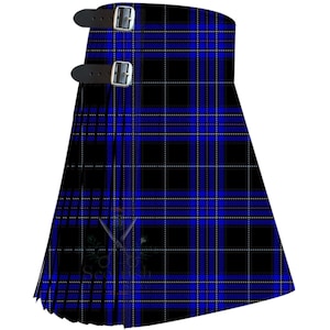 Könnte beinhalten: Ein Kilt mit einem schwarz-blauen Schottenkaro-Muster und feinen weißen sowie gelben Gitterlinien. Das Kleidungsstück verfügt über zwei schwarze Lederriemen mit silberfarbenen Metallschnallen an der Oberseite zur individuellen Anpassung.