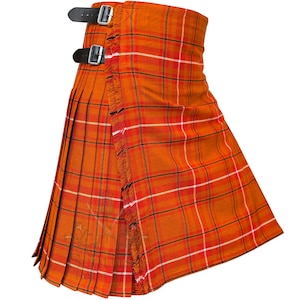 Könnte beinhalten: Ein traditioneller Kilt mit einem leuchtend orange-weißen Karomuster. Der Kilt hat einen schwarzen Ledergurt mit Schnallen und einen Fransenrand.