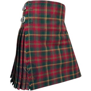 Puede incluir: Un kilt escocés tradicional con un patrón de cuadros rojos, verdes y dorados. El kilt presenta pliegues y correas ajustables con hebillas plateadas. El texto "Scottish Tailor Store" es visible.
