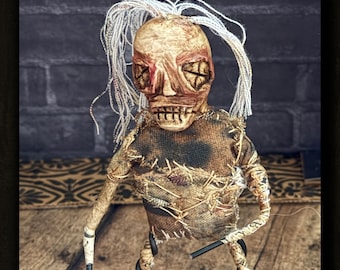 Muñeca artística única, escultura gótica de arcilla, pequeña muñeca zombie espeluznante, objeto coleccionable de gabinete de curiosidades, casa de muñecas en miniatura para niños