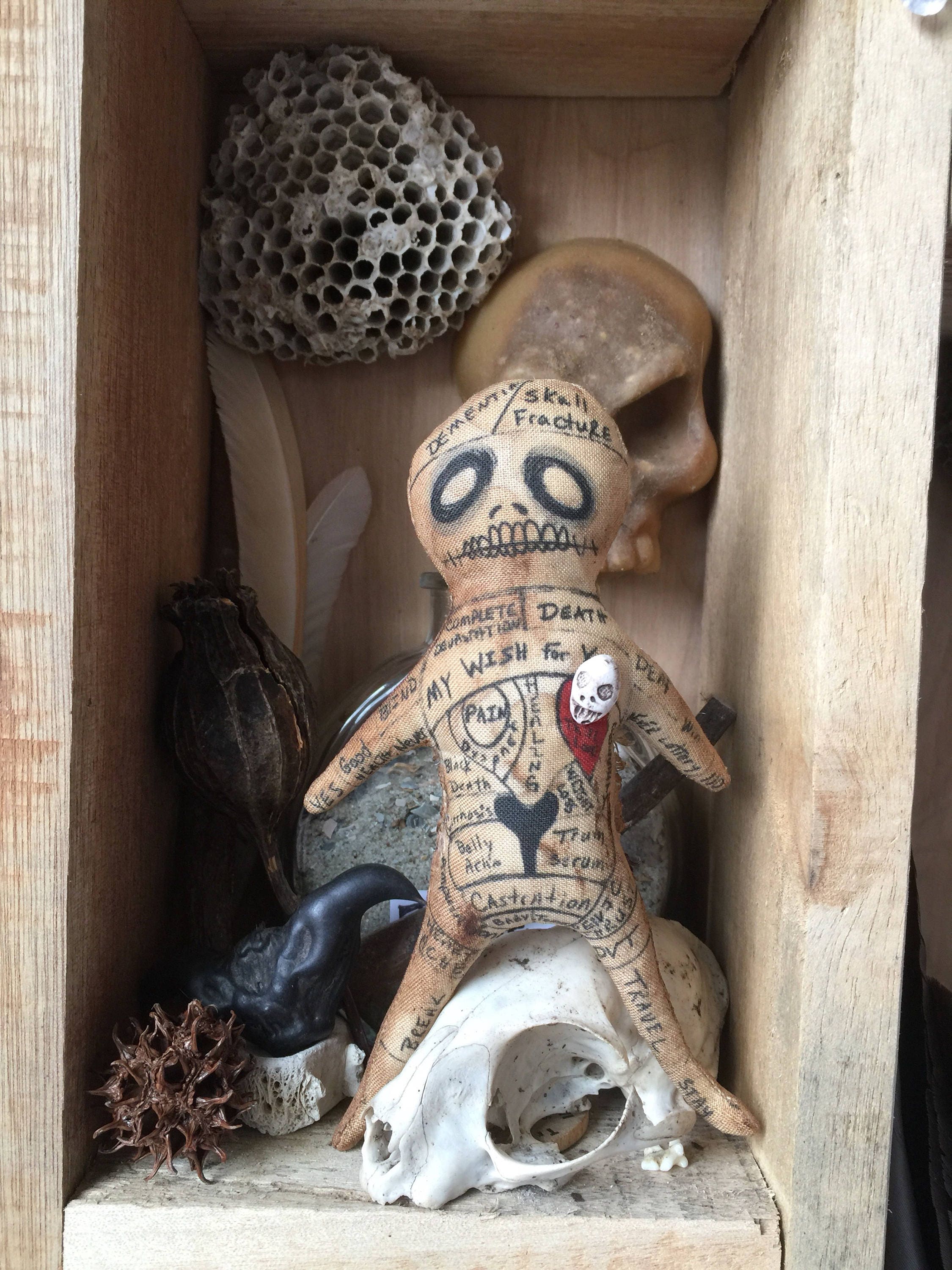 Muñeco vudú, muñeco de venganza con cabeza de calavera, regalo para pareja,  regalo para mejores amigos, vudú de bolsillo fetiche, regalo de broma,  regalo para compañeros de trabajo, regalo divertido para amigos. -, image size:2250x3000