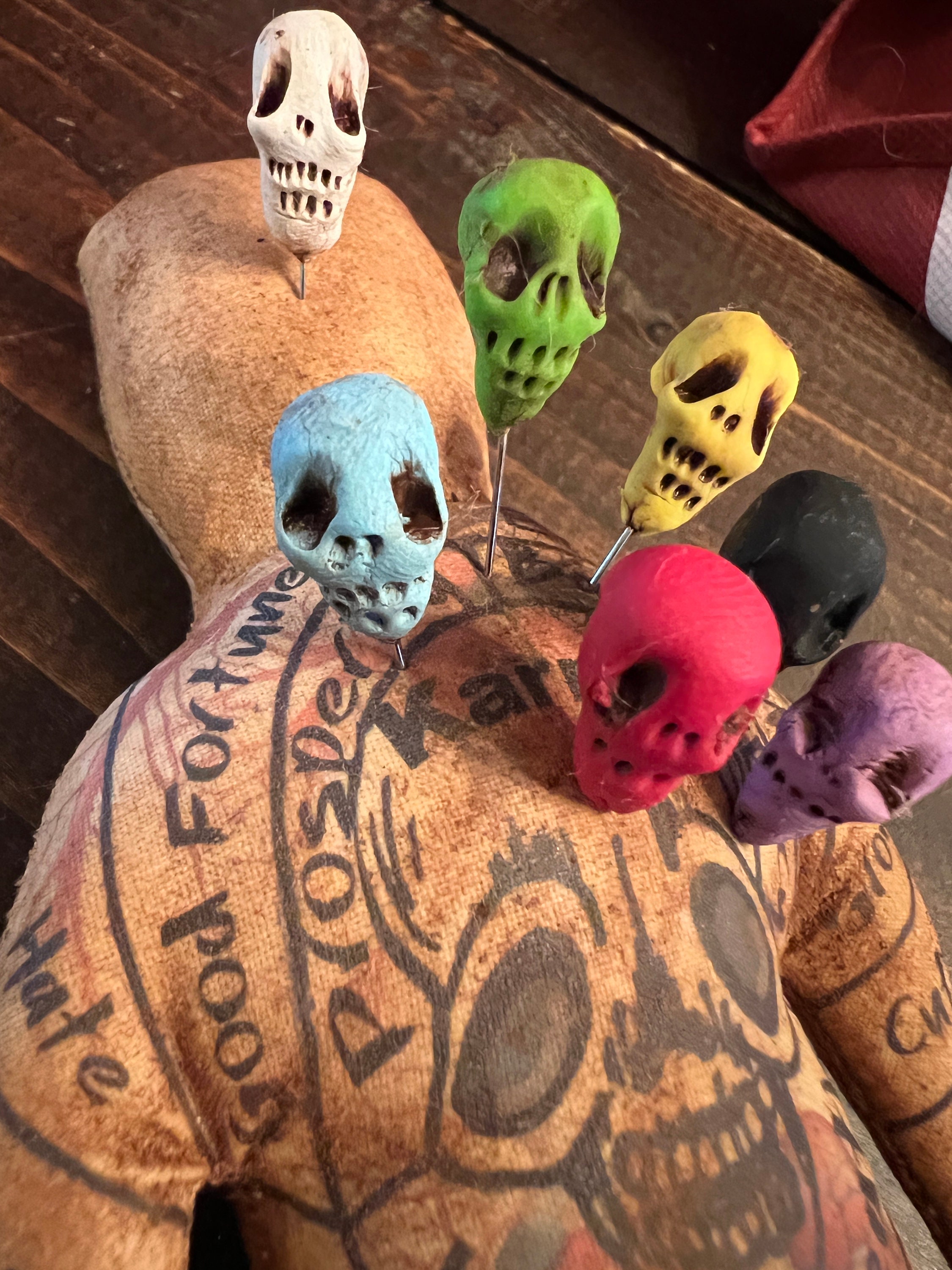 Handgemaakte voodoo-poppen, gebeeldhouwde schedelpoppetjes,  gothic-accessoire - Etsy België, image size:2250x3000