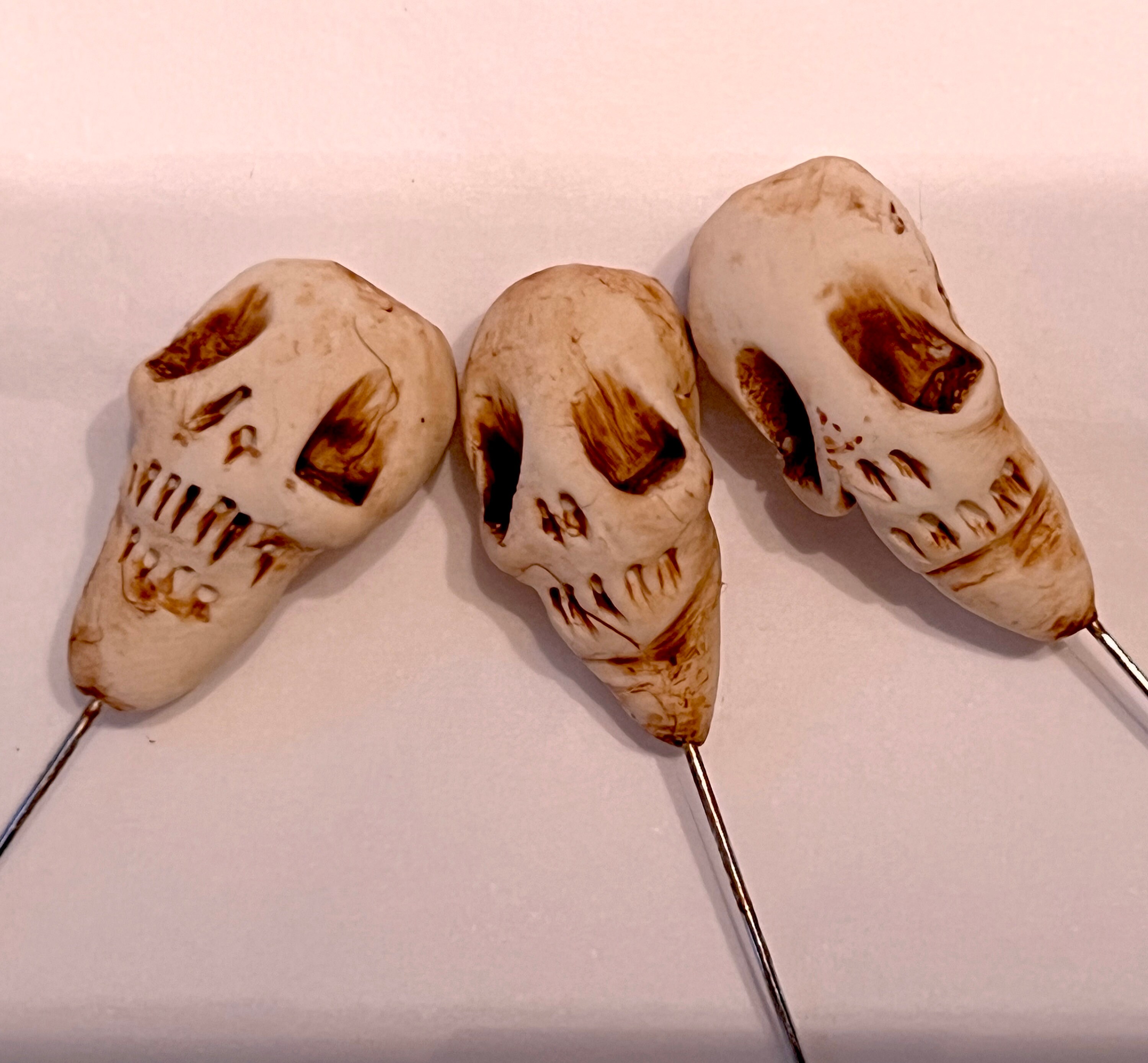 Handgemaakte voodoo-poppen, gebeeldhouwde schedelpoppetjes,  gothic-accessoire - Etsy België, image size:3000x2779