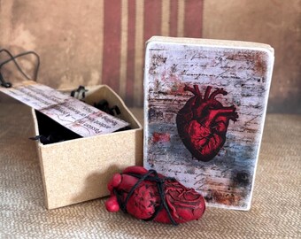 Caja de regalo de San Valentín con corazón gótico OOAK, regalo de San Valentín, símbolo gótico en miniatura del amor, regalo romántico hecho a mano para un amante, regalo peculiar