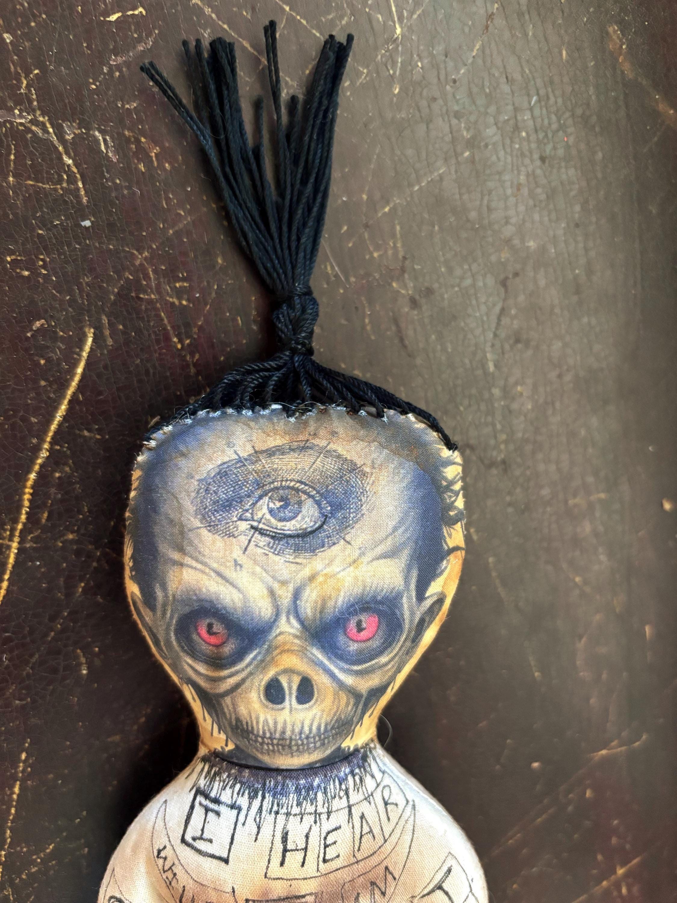 Griezelige boze oog-voodoopop: Gothic Curiosity-kastdecor - Etsy België, image size:2250x3000