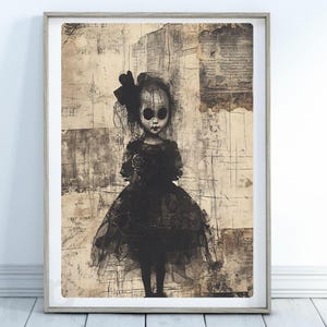 Haunted Doll druckbare Wohnkultur, gruselige Puppe Mixed Media Print, seltsame Sachen, schwarzweiße Fotografie, digitaler Download Badezimmerkunst
