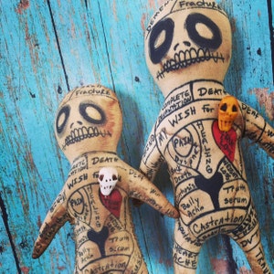 Tasche Voodoo-Puppe mit Hand gemeißelte Schädel Pin Goth Puppe New Orleans Rache Liebe geschieden BFF Geschenk für sie Gag Geschenk Spaß Poppet mehrere Größe