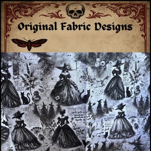 Könnte beinhalten: Stoffdesign in Graustufen mit einem sich wiederholenden Muster von viktorianischen Frauen in Kleidern und Hexenhüten, schwarzen Katzen, Zaubertränken und botanischen Elementen. Das Design hat eine Vintage-Ästhetik und enthält den Text "Spells" und "Original Fabric Designs".