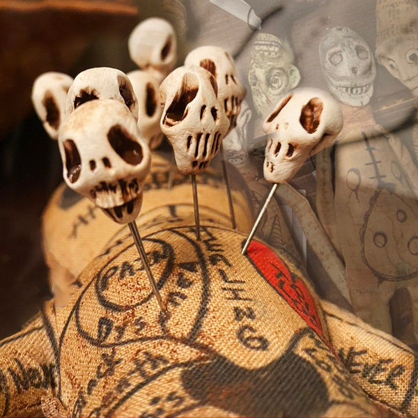 Épingles à épingles crâne vaudou sculptées à la main Noir os ou couleurs Macabre Curiosity Cabinet Poppet Pokes Santera