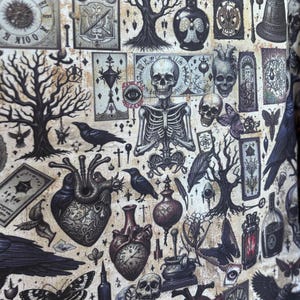 Op de afbeelding: Een gedetailleerd patroon met gotische en occulte beelden. Het ontwerp bevat skeletten, raven, vlinders, anatomische harten, antieke klokken en drankflessen in tinten zwart, bruin en crème. Het algemene thema is donker en mysterieus.