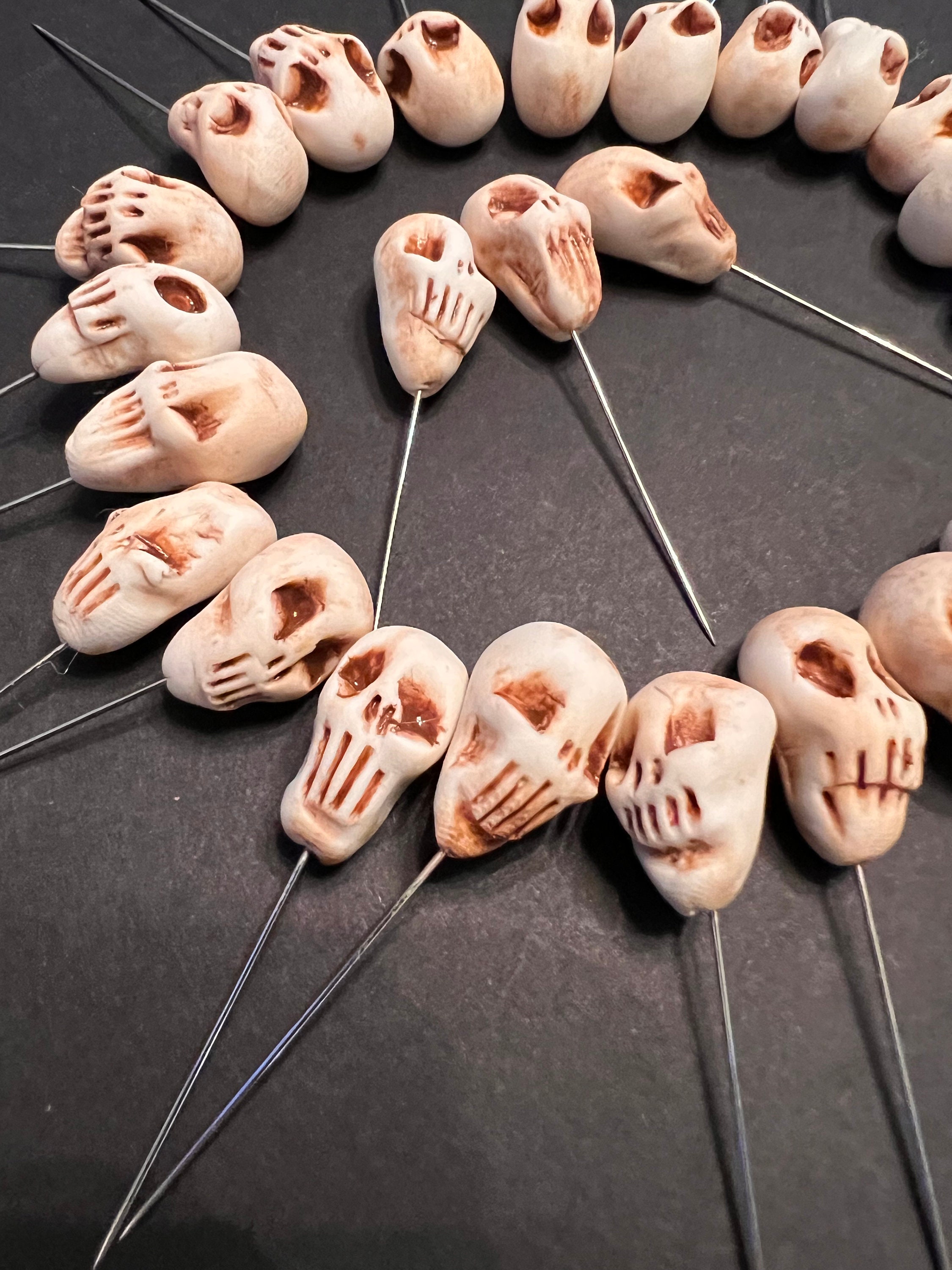 Handgemaakte voodoo-poppen, gebeeldhouwde schedelpoppetjes,  gothic-accessoire - Etsy België, image size:2250x3000