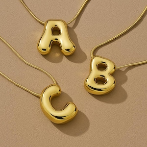 Collar con inicial de acero inoxidable dorado: colgante con letra burbuja gruesa para mujeres y niñas, joya personalizada de moda.