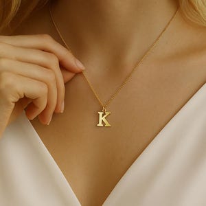 Collier avec pendentif initial en or - 26 lettres différentes, breloque simple pour tous les jours, chaîne de clavicule fine, cadeau élégant pour femme