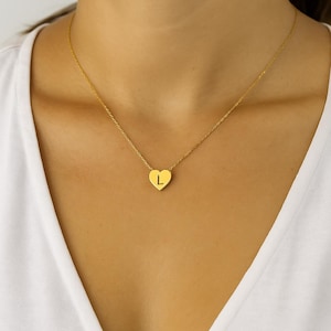 Collar con inicial de corazón dorado: colgante minimalista de acero inoxidable, joya personalizada y delicada para uso diario.