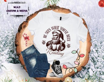 Él ve lo que has estado leyendo (Camiseta de lector empedernido)