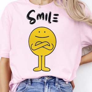 Grappige gele glimlach T-shirt met gekruiste armen Emoji, retro cartoon grafisch T-shirt cadeau voor hem haar, positieve vibes shirt uniseks T-shirt