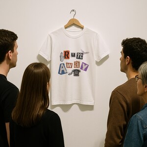 Camiseta estilo collage "Run Away" con letras recortadas vintage, camiseta gráfica unisex de estética indie, un regalo atrevido para ella y él, fanáticos del arte retro.