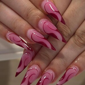 Uñas postizas de aguja con diseño de llamas en espiral rosa fucsia pintadas a mano / Arte de uñas rosa de lujo