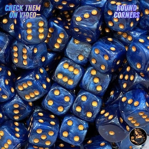 Könnte beinhalten: Eine Ansammlung blauer Würfel mit perlmuttartigem Finish und goldfarbenen Augen. Die Würfel haben abgerundete Ecken und sind dicht beieinander angeordnet. Der Text auf dem Bild lautet CHECK THEM ON VIDEO und ROUND CORNERS.