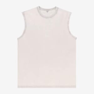 Puede incluir: Una camiseta sin mangas de color claro, con cuello redondo y dobladillo recto. Los bordes de la camiseta sin mangas est&aacute;n ribeteados con un color gris claro. La camiseta sin mangas est&aacute; hecha de un material suave y ligero.