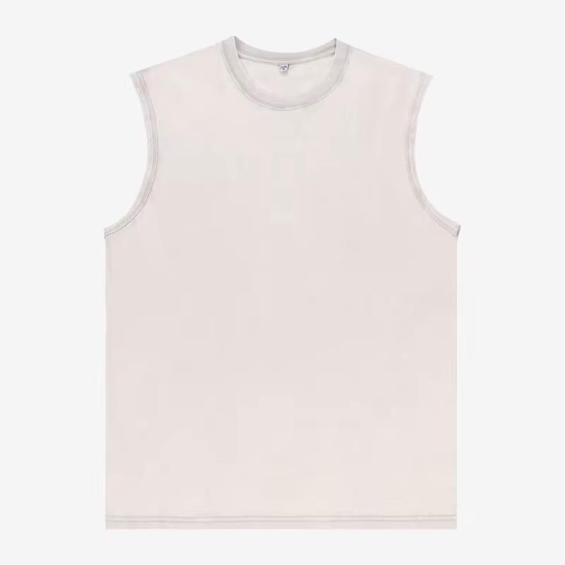 Puede incluir: Una camiseta sin mangas de color claro, con cuello redondo y dobladillo recto. Los bordes de la camiseta sin mangas est&aacute;n ribeteados con un color gris claro. La camiseta sin mangas est&aacute; hecha de un material suave y ligero.