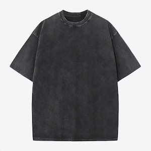 Może przedstawiać: Szary t-shirt z kr&oacute;tkim rękawem i okrągłym dekoltem. Koszulka ma sprany, vintage wygląd. Materiał wydaje się miękki i lekko teksturowany. T-shirt ma luźny kr&oacute;j.