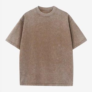 Może przedstawiać: Brązowy t-shirt z kr&oacute;tkim rękawem i okrągłym dekoltem. Koszulka ma wyblakły, teksturowany wygląd. Rękawy są kr&oacute;tkie, a d&oacute;ł prosty. Koszulka wykonana jest z miękkiego materiału.