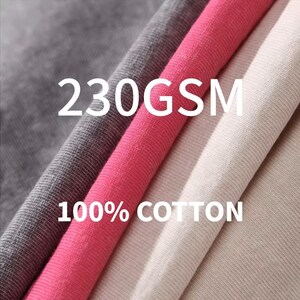 Puede incluir: Primer plano de tres muestras de tela en gris, rosa y blanquecino. El texto "230GSM" y "100% COTTON" se muestra en blanco. Las telas est&aacute;n tejidas apretadamente, lo que sugiere un peso medio.