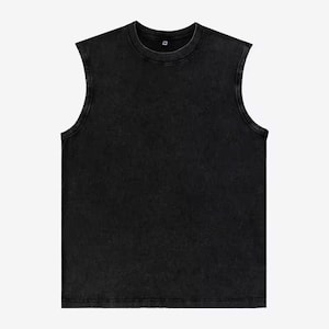 Puede incluir: Una camiseta sin mangas negra con cuello redondo. La prenda tiene un aspecto descolorido y texturizado. La camiseta sin mangas es de color liso y parece estar hecha de un material suave. El estilo es informal y adecuado para climas c&aacute;lidos.