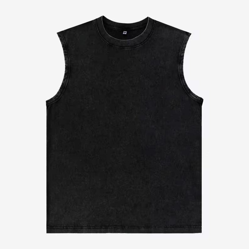 Puede incluir: Una camiseta sin mangas negra con cuello redondo. La prenda tiene un aspecto descolorido y texturizado. La camiseta sin mangas es de color liso y parece estar hecha de un material suave. El estilo es informal y adecuado para climas c&aacute;lidos.