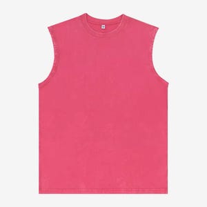 Puede incluir: Una camiseta sin mangas, con cuello redondo, de color fucsia vibrante. La prenda tiene un aspecto ligeramente descolorido, lo que le da un aspecto vintage o desgastado. La tela parece ser un material suave y transpirable, adecuado para climas c&aacute;lidos.