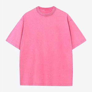 Może przedstawiać: Kr&oacute;tki rękaw, duży t-shirt w żywym r&oacute;żowym odcieniu. Koszulka ma okrągły dekolt i lekko wyblakły wygląd, sugerujący styl vintage lub prany. Materiał wydaje się miękki i wygodny, odpowiedni do noszenia na co dzień.