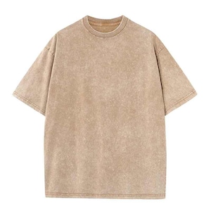 Może przedstawiać: T-shirt z kr&oacute;tkim rękawem i okrągłym dekoltem w neutralnym, beżowym kolorze. Koszulka ma lekko teksturowany wygląd i luźny kr&oacute;j. Szwy są widoczne, a og&oacute;lny styl jest swobodny i wygodny.
