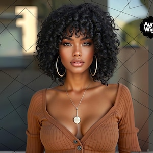 Op de afbeelding: Een vrouw met een donkere huid en krullend zwart haar draagt een bruine top met ribbels en grote oorringen. Een zilveren ketting hangt om haar nek. De afbeelding heeft de tekst "Aura Wigs" in de rechterbovenhoek.