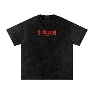 Puede incluir: Camiseta negra con el texto "St Gabriel" en rojo con fuente gótica. Debajo, el texto "Forged Apostle" es visible. La camiseta tiene un aspecto desgastado y vintage.