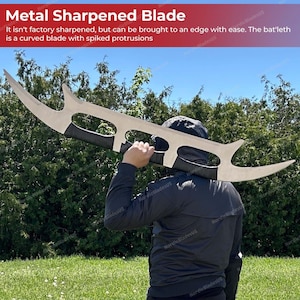 Könnte beinhalten: Eine große, gebogene Metallklinge mit stacheligen Vorsprüngen, die über der Schulter einer Person gehalten wird. Die Klinge hat einen schwarzen Griff und den Text "Metal Sharpened Blade". Der Hintergrund zeigt grünes Laub und einen blauen Himmel.