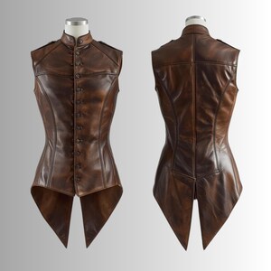 Pu&ograve; includere: Un gilet in pelle marrone con collo alto e chiusura con bottoni. Il gilet ha una vestibilit&agrave; su misura e un'esclusiva coda a punta sul retro. Il gilet &egrave; esposto su un manichino, mostrando sia il davanti che il retro.