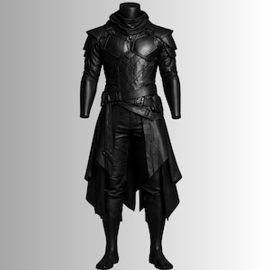 Könnte beinhalten: Schwarzes Lederkostüm mit Kapuze, Schulterpanzerung und Gürtel. Das Outfit umfasst einen langen Mantel mit asymmetrischen Einsätzen, eine eng anliegende Hose und Stiefel. Das Ensemble wird auf einer Schaufensterpuppe präsentiert.